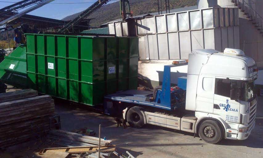camión transportando contenedor