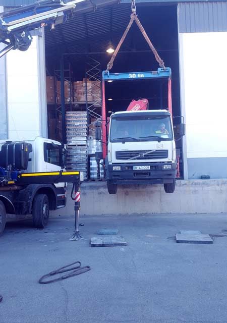 camión con grúa elevando camión