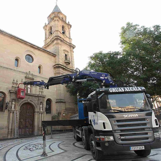 camión con grúa en plaza
