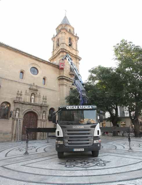 camión con grúa en plaza
