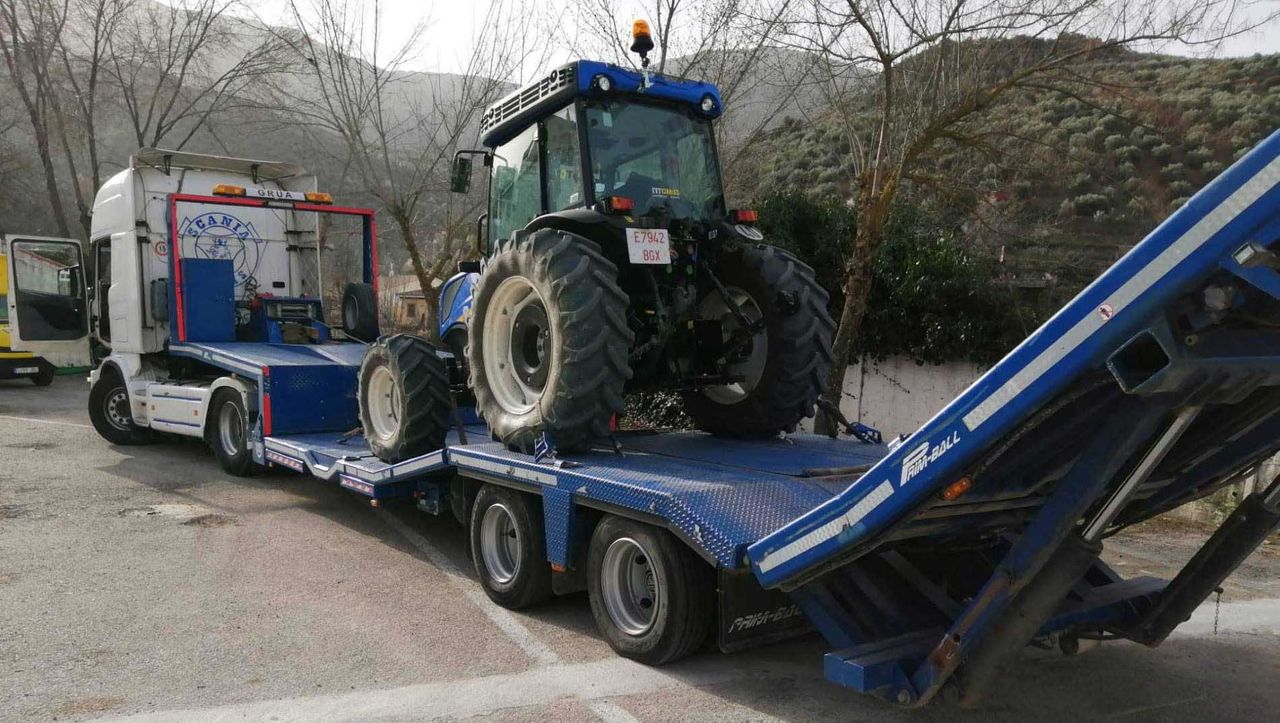 Grúas Alcalá Camión remolcando tractor